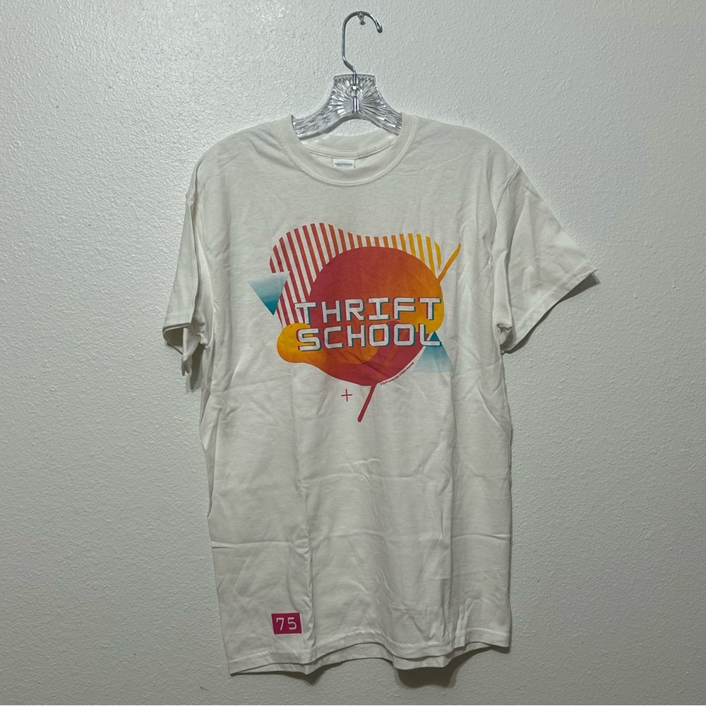 Thrift School White Graphic Print T Shirt Gildan Men's Size M 100% Cotton